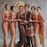 Yuki Kato, Furry Citra, Febby Rastanty, dan Jessica Mila hadir di akad nikah Enzy sebagai bridesmaid. Mereka pun tampil mengenakan kebaya panjang model off shoulder. Credit:(@furrycitra)