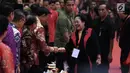 Ketua Umum PDIP Megawati Soekarnoputri menyalami para tamu saat tiba dalam acara HUT ke-46 PDIP di JIExpo Kemayoran, Jakarta, Kamis (10/1). HUT ke-46 PDIP mengangkat tema Persatuan Indonesia Bumikan Pancasila. (Liputan6.com/JohanTallo)