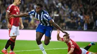 Dragoes berhasil menyamakan kedudukan setelah Samu Omorodion mencetak gol kedua untuk FC Porto di menit ke-34. (MIGUEL RIOPA/AFP)