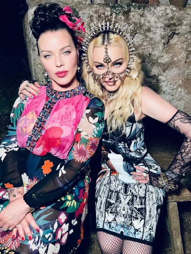 Ini Alasan Rinaldy Yunardi Suguhkan Headpiece Bertemakan Sinar untuk Madonna