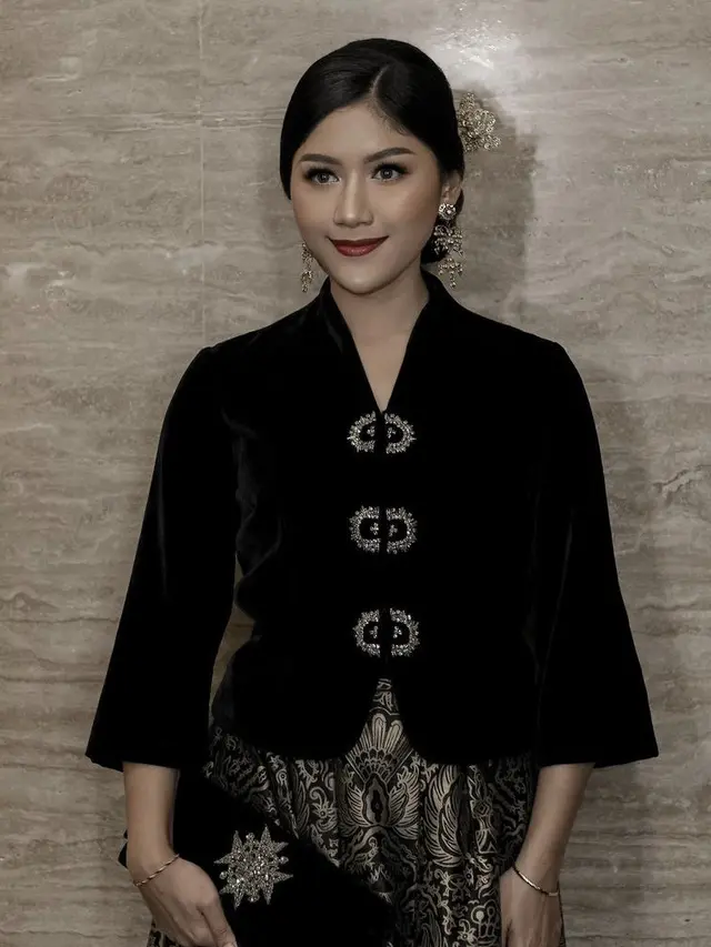 Gaya Elegan nan Anggun Erina Gudono Berbalut Kebaya Hitam, credit: (@erinagudono)