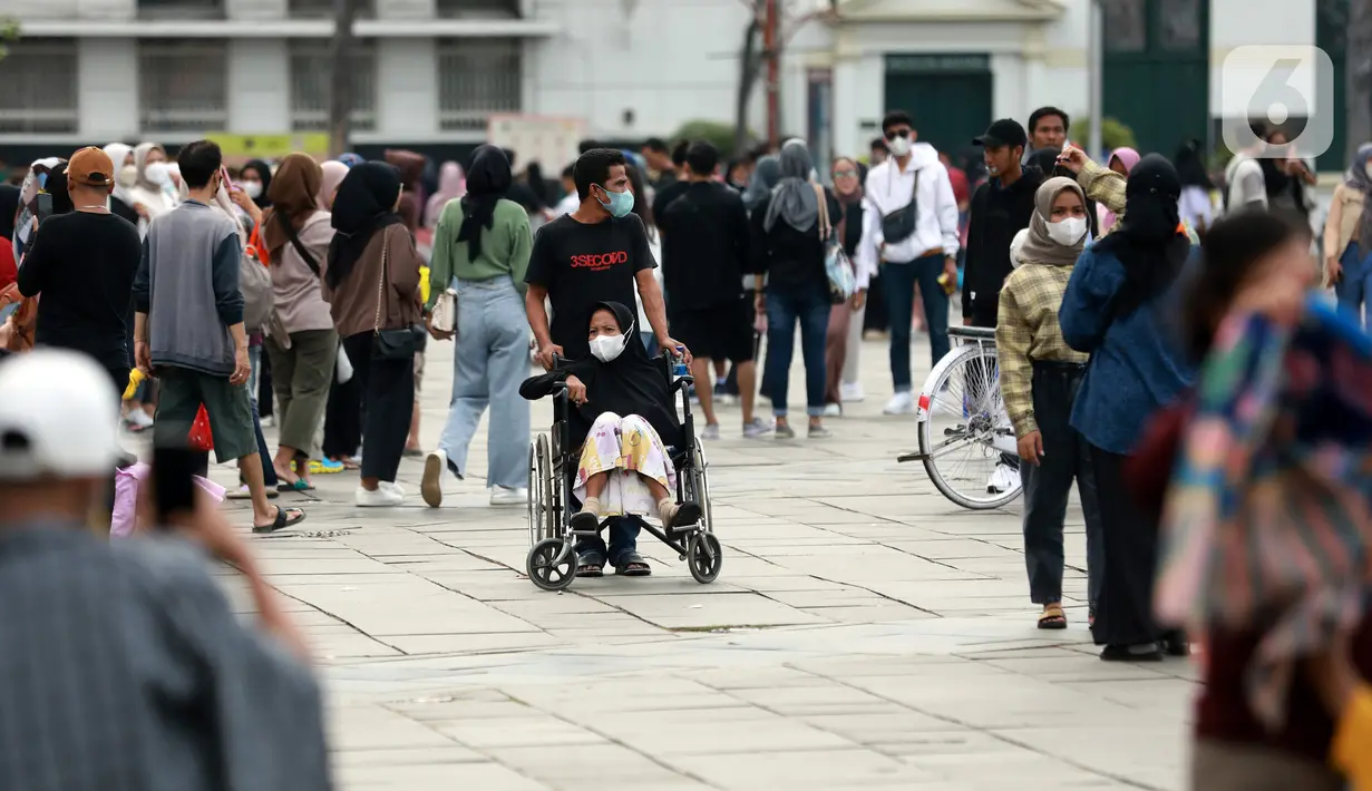Warga memanfaatkan libur Tahun Baru dengan berkunjung ke Kota Tua, Jakarta, Senin (2/1/2023). Kota Tua menjadi salah satu tempat favorit warga untuk dikunjungi saat liburan pada awal tahun 2023. (Liputan6.com/Johan Tallo)