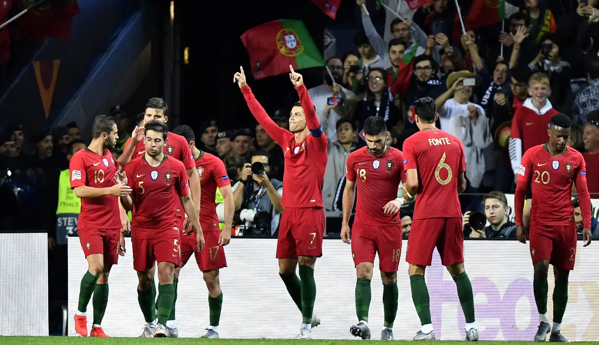 Pemain Portugal merayakan gol yang dicetak Cristiano Ronaldo ke gawang Swiss pada laga UEFA Nations League di Estadio Do Dragao pada Kamis (6/6) dini hari WIB. Portugal menang 3-1 atas Swiss. (AP/Martin Meissner)