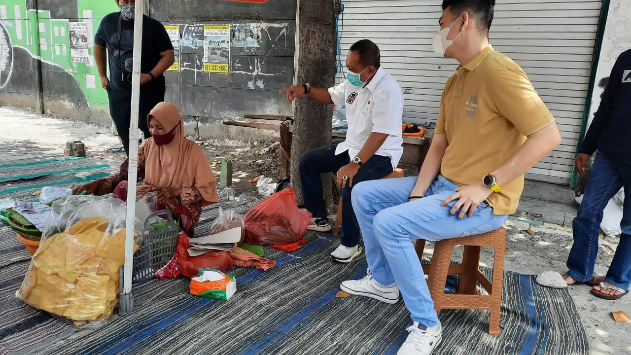 Calon Wakil Wali Kota Surabaya, Armuji bersama youtuber Andi Sugar berkeliling Surabaya untuk menikmati kuliner khas asli Kota Pahlawan yang sampai hari masih bertahan bergelut dengan makanan cotarasa modern, Senin (5/10/2020).