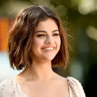Aktris Selena Gomez tersenyum saat mempromosikan film terbarunya "Hotel Transylvania 3: Summer Vacation" di Sony Pictures Studios di Culver City, California (11/4). Selena Gomez tampil cantik dengan gaun berwarna krem. (Matt Winkelmeyer/Getty Images/AFP)