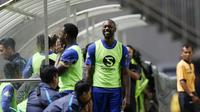 Raut wajah Carlton Cole dan Michael Essien saat Atep gagal mecetak gol ke gawang PS TNI pada babak pertama pada Liga 1 2017 di Stadion Pakansari, Bogoro, Sabtu (22/4/2017). Persib bermain imbang 2-2 dengan PS TNI. (Bola.com/Nicklas Hanoatubun)