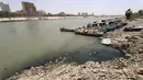 Perahu feri kayu ditambatkan di sepanjang tepi sungai Tigris saat permukaan air sungai semakin dangkal, di pusat ibu kota Irak, Baghdad, pada 26 Mei 2022. Ketinggian air di dua sungai utama Irak telah menurun secara signifikan dalam beberapa tahun terakhir, menjadi tantangan besar yang dihadapi negara semi-gurun berpenduduk 41 juta jiwa itu. (AHMAD AL-RUBAYE/AFP)