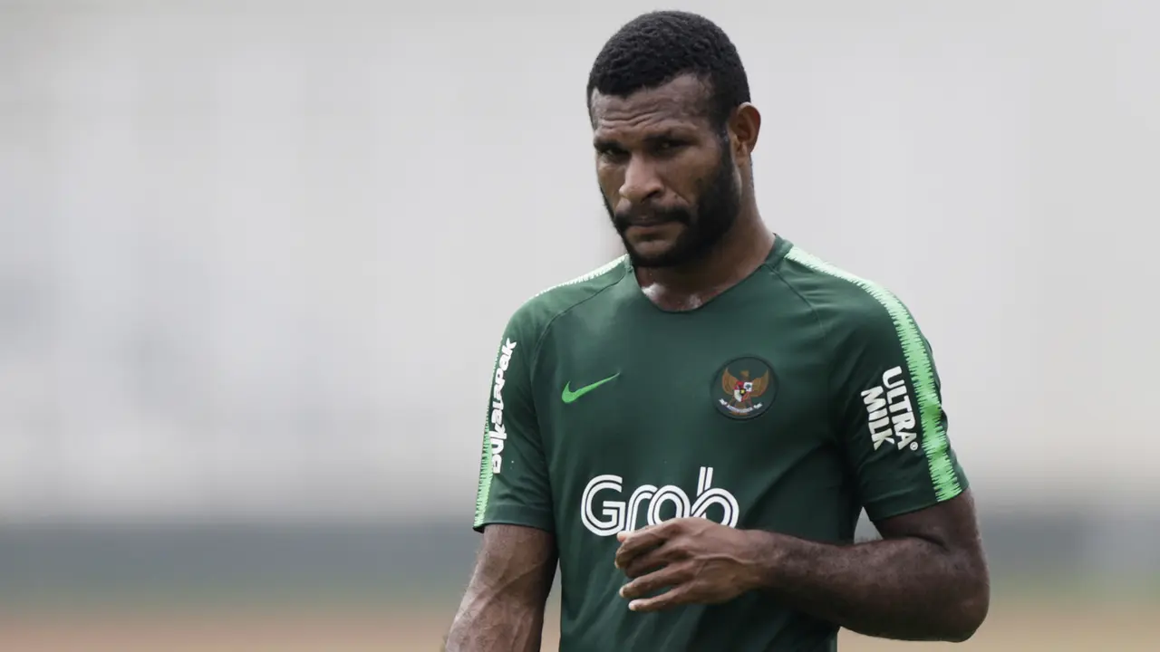 Pemain Timnas Indonesia U-22, Marinus Wanewar, mengamati instruksi. (Bola.com/Yoppy Renato)