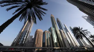 Hotel Gevora (tengah) yang memiliki 75 lantai dengan tinggi bangunan mencapai 356 meter, di Sheikh Zayed Road, Dubai, Minggu (11/2). Dubai baru saja kembali mengumumkan pembukaan hotel baru, Gevora, yang menjadi hotel tertinggi di dunia. (KARIM SAHIB/AFP)