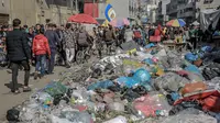 Perang antara Israel dan Milisi Hamas yang berlangsung sejak 7 Oktober 2023 lalu, juga mengganggu layanan pembuangan limbah sampah. (Foto oleh AFP)