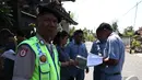 Sejak radius ratusan meter, petugas Kepolisian telah berjaga-jaga. Warga yang mendekat ke acara privat party Raffi Ahmad dan Nagita Slavina akan dihentikan polisi, Bali, Sabtu (25/10/2014) (Liputan6.com/Fahrizal Lubis)