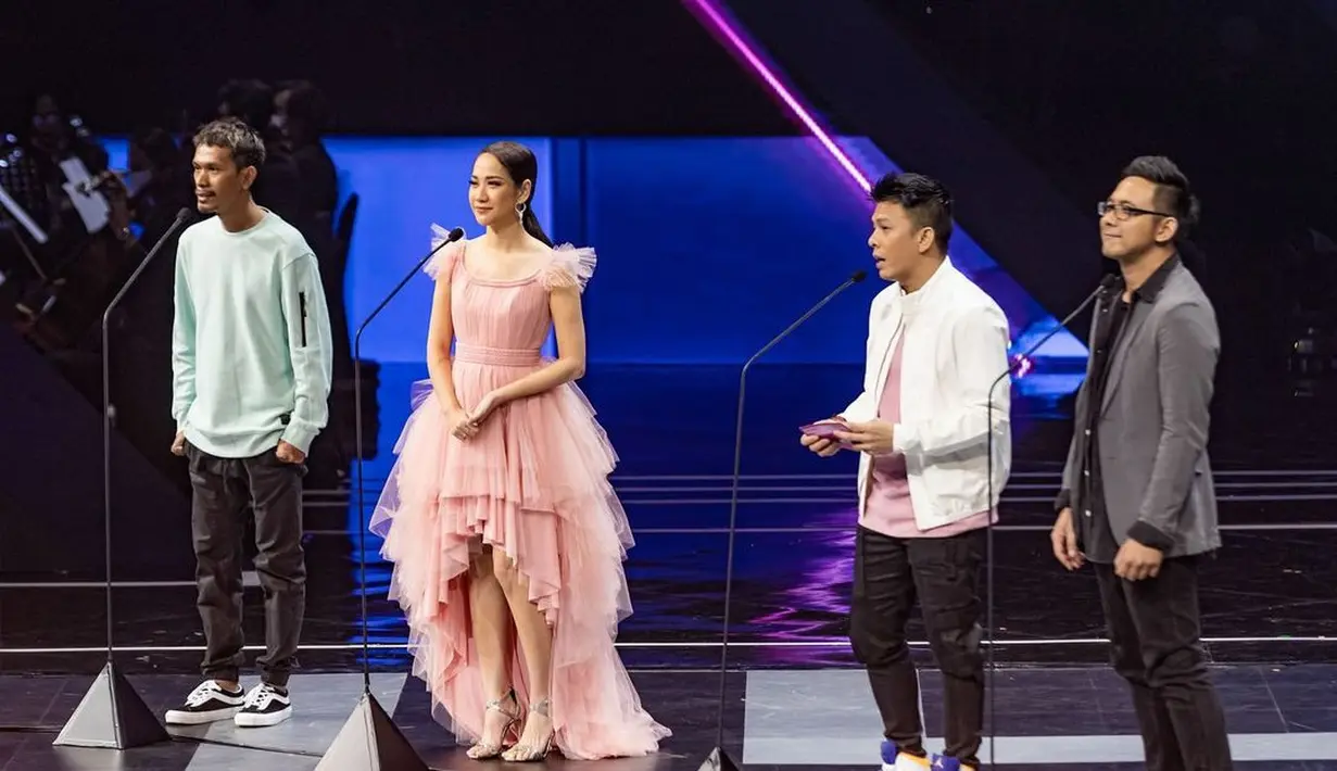 Ruffle dress juga tampak sangat manis saat dikenakan BCL dalam aksi panggungnya bersama beberapa public figure lain di sini. Dengan dress bernuansa merah muda, BCL tampak menyesuaikan penampilannya dengan mengikat rendah rambutnya. Foto: Instagram.