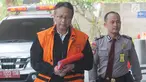 Plt Sekretaris DPPKAD Kabupaten Kudus Akhmad Sofyan dikawal petugas akan menjalani pemeriksaan di Gedung KPK, Jakarta, Rabu (11/9/2019). Akhmad Sofyan diperiksa sebagai tersangka terkait kasus suap pengisian jabatan perangkat daerah Kabupaten Kudus tahun 2019. (merdeka.com/Dwi Narwoko)