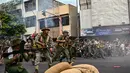 Anggota Komunitas Roode Brug Soerabaia dan Reenactor Indonesia berpartisipasi dalam reka ulang Pertempuran Surabaya, di Surabaya, Minggu 2 November 2025. Mereka berharap kegiatan ini bisa meningkatkan pemahaman sejarah di kalangan generasi muda. (Juni KRISWANTO/AFP)