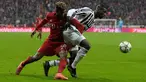 Gelandang Juventus, Paul Pogba (kanan) berusaha melewati pemain Bayern Muenchen, Kingsley Coman pada leg kedua 16 besar liga champions di Stadion Allianz Arena, Jerman, Kamis (17/3). Muenchen menang atas Juventus dengan skor 4-2. (AFP/Tobias Schwarz)