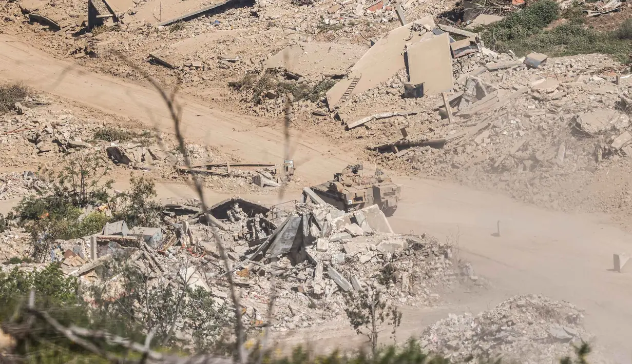 Foto menunjukkan tank dan kendaraan militer Israel melaju di antara rumah-rumah yang hancur di Lebanon Selatan, pada Senin 27 April 2026. (Jalaa MAREY/AFP)