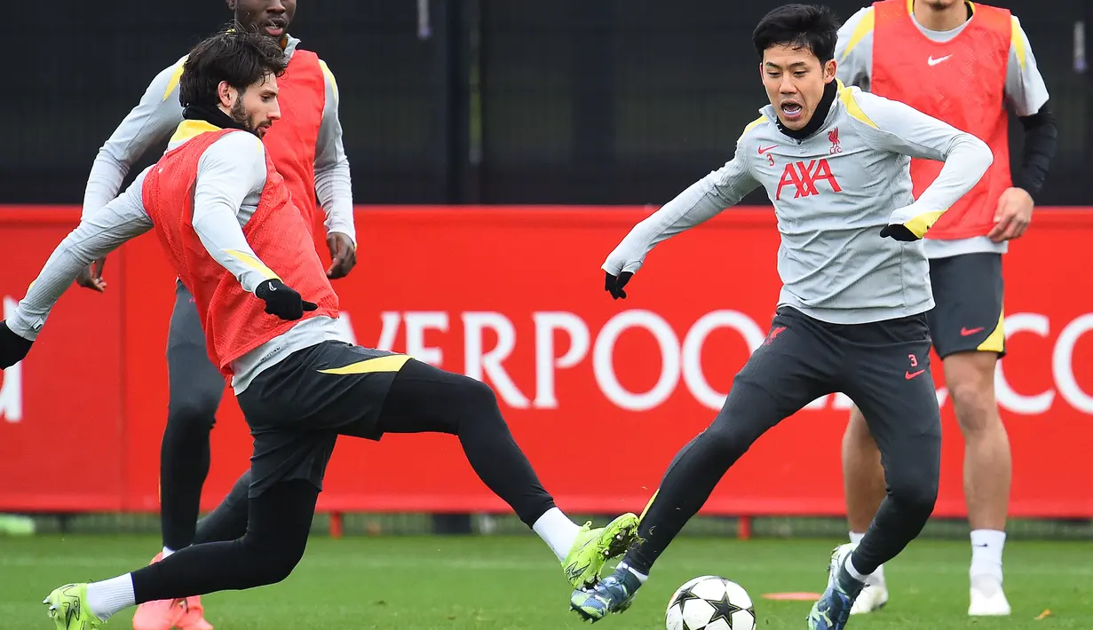 Pemain Liverpool, Wataru Endo (kanan) saat mengikuti latihan jelang laga lanjutan Liga Champions 2024/2025 melawan Girona di AXA training centre, Liverpool, Inggris, Senin (09/12/2024) waktu setempat. (AFP/Peter Powell)