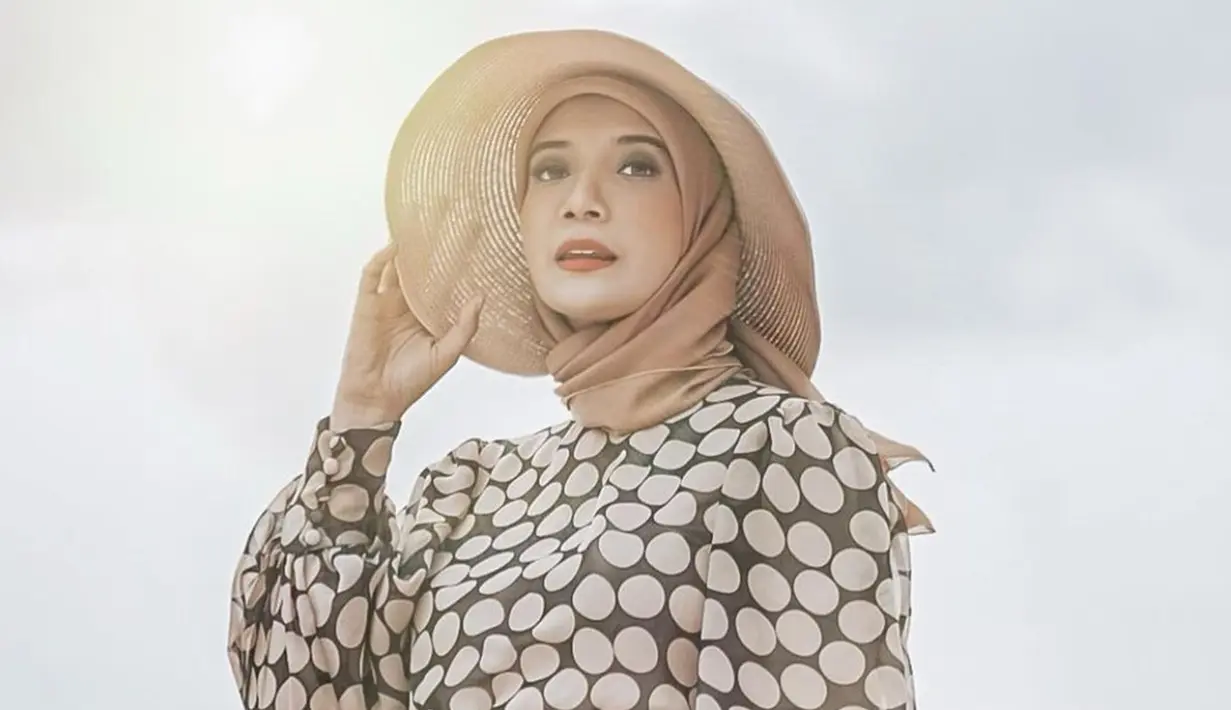 Gaya hijab sederhana dan dipadukan dengan sebuah topi ini bisa dijadikan sebagai inspirasi saat berlibur. Penampilan Zaskia Sungkar satu ini diketahui saat tengah menjalani maternity shoot di pantai Bali. (Liputan6.com/IG/@zaskiasungkar15)