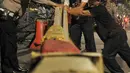 Petugas Dishub DKI dibantu polisi memasang pembatas beton di perempatan Jalan Imam Bonjol, Jakarta Pusat, Senin (20/5/2019). Menjelang pengumuman hasil Pemilu 2019 puluhan personel gabungan Polisi dan Brimob juga telah bersiaga di sekitar kantor KPU. (merdeka.com/Iqbal S Nugroho)