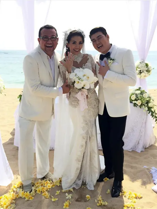 Kakak kandung Lia Ananta itu tampak cantik dengan gaun warna putih rancangan Raden Sirait. Begitu juga dengan sang pengantin pria, tampak gagah dengan setelan jas putih dan celana hitam. (Instagram/alvinadam1)