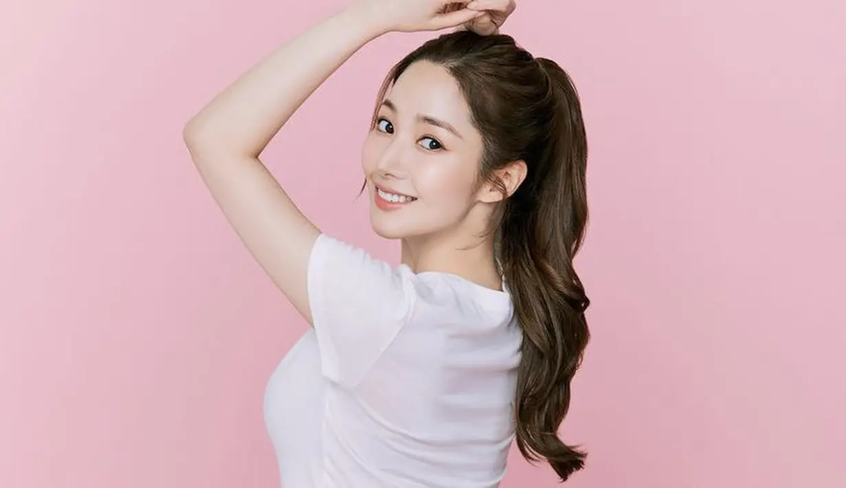 Ponytail juga bisa menjadi inspirasi tampil awet muda seperti Park Min Young ini.  @Rachel_mypark
