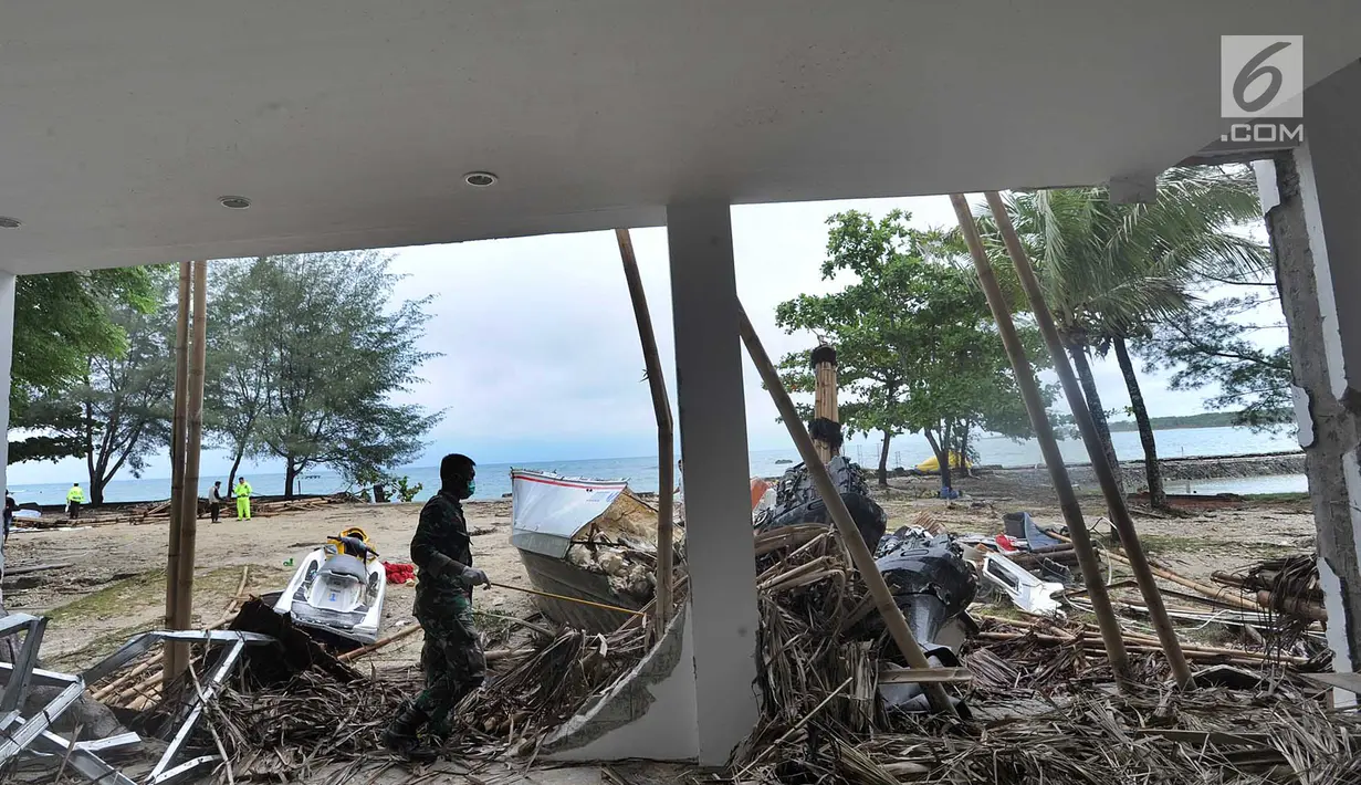 Anggota Batalyon Infanteri 315/Garudadi TNI AD melakukan  penyisiran korban tsunami di kawasan Tanjung Lesung Beach Club, Pandeglang, Banten, selasa (25/12). Penyisiran dilakukan di kawasan sepanjang pantai Tanjung lesung. (Merdeka.com/Arie Basuki)