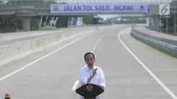 Presiden Joko Widodo (Jokowi) memberikan sambutan saat peresmian ruas  Tol Sragen-Ngawi di kilometer 538 jalan tol Solo-Ngawi, Jawa Tengah, Rabu (28/11). Tol Sragen-Ngawi ini memiliki panjang sekitar 51 km. (Liputan6.com/Angga Yuniar)
