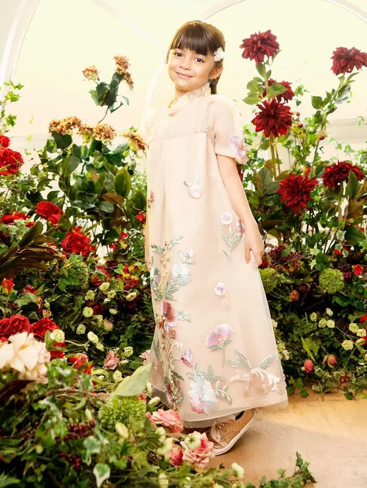 <p>Ia suka mengenakan outfit bernuansa floral. Seperti gaun panjang yang satu ini [@sienakasyafani]</p>