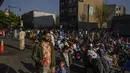 Anggota komunitas Muslim menghadiri sholat di luar Masjid At Taqwa selama perayaan Idul Fitri di wilayah Brooklyn di New York City pada 21 April 2023. (Foto oleh Ed JONES / AFP)
