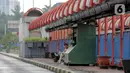Calon penumpang menunggu di jalur bus di kawasan Terminal Blok M, Jakarta, Selasa (24/3/2020). Pemprov DKI Jakarta membatasi aktivitas warga diluar rumah untuk mencegah penyebaran Covid-19 di ruang publik. (Liputan6.com/Faizal Fanani)