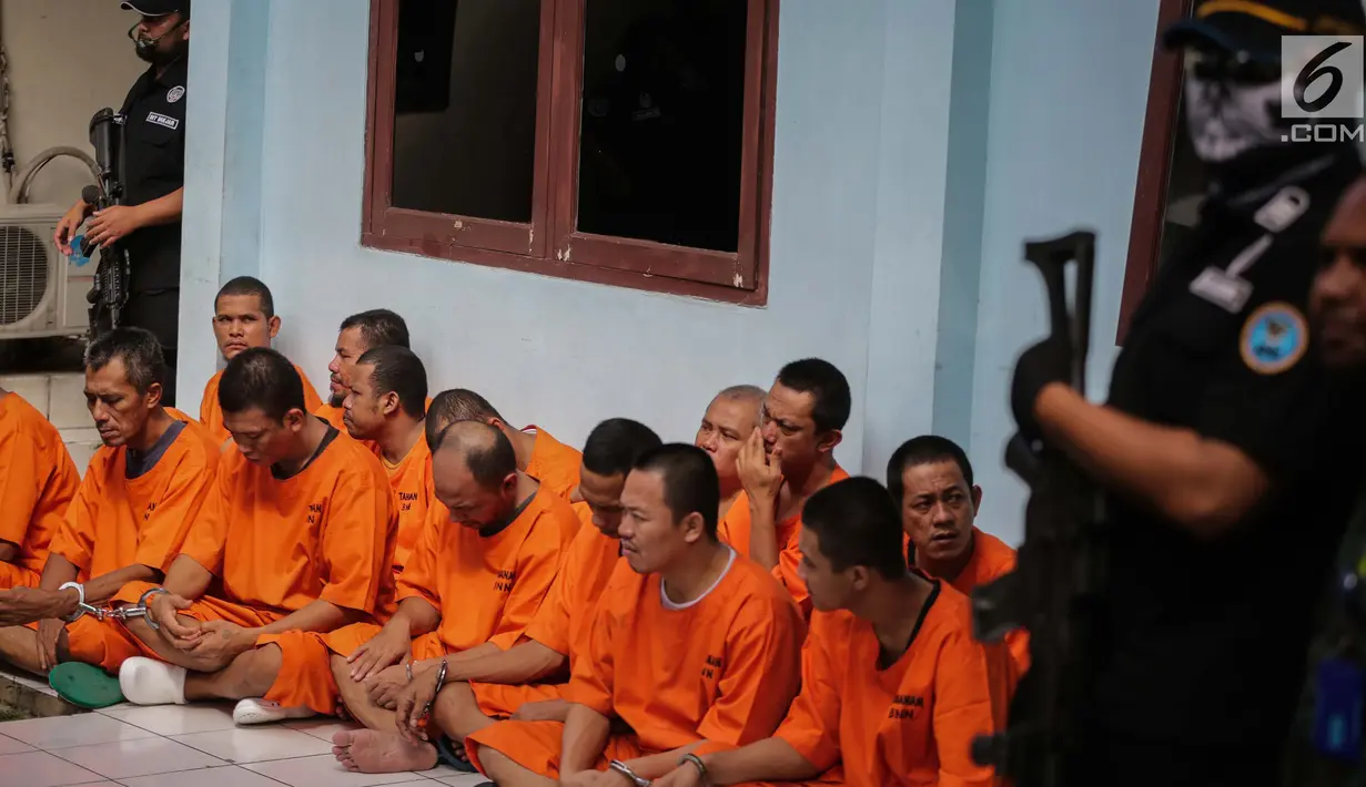 Tersangka dihadirkan saat rilis pemusnahan barang bukti sabu di Kantor BNN, Jakarta, Jumat (10/5/2019). BNN memusnahkan sebanyak 169,68 kilogram sabu. (Liputan6.com/Faizal Fanani)