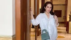 Tampil simpel dengan kemeja warna putih, penampilan Ussy Sulistiawaty bak ABG. Meski terlihat sederhana, namun tak dipungkiri jika gaya berpakaian tersebut membuat penampilan ibu 5 anak ini awet muda. Fashion item lain yang dikenakan dan disesuaikan dengan outfitnya tentunya membuat penampilannya jadi makin menarik. (Liputan6.com/IG/@ussypratama)