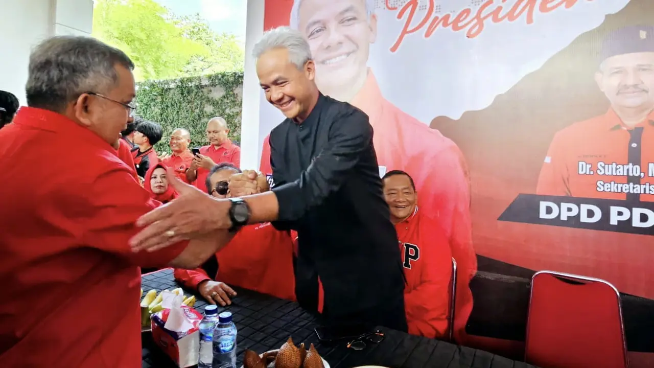 Bakal calon presiden Ganjar Pranowo Bersalaman dengan Politikus PDIP Trimedya Panjaitan.