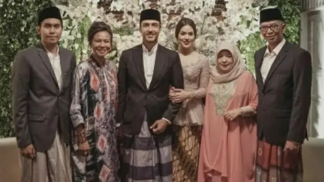 Jarang Tersorot, Ini 6 Potret Kebersamaan Hamish Daud dan Ayah Mertua