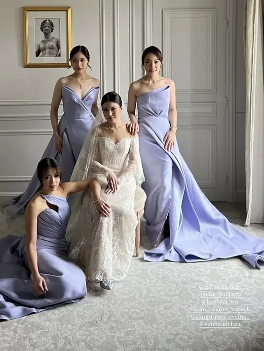 Diapit dengan bridesmaid yang mengenakan gaun ungu, Valencia  tampil dengan makeup naturalnya namun tetap memancarkan aura pengantin. Credit @lxemoments