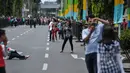 Sejumlah warga berfoto di Jalan Asia Afrika, Bandung yang sedang disterilkan dari kendaraan bermotor, Jumat (24/2015). Pensterilan jalan diberlakukan saat berlangsungnya puncak perayaan ke-60 Konferensi Asia Afrika di Bandung. (Liputan6.com/Faizal Fanani)