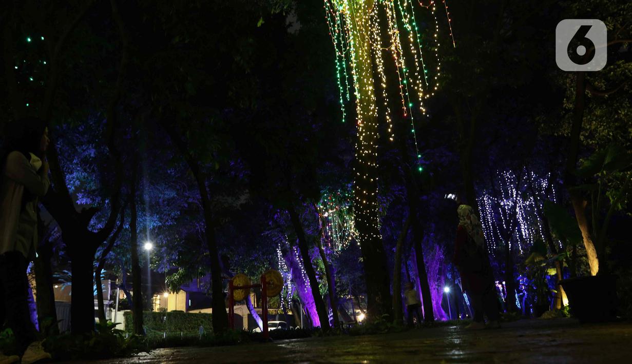 Warga mengunjungi Jakarta Lights Festival di Taman Sumenep, Jakarta, Jumat (23/12/2022). Pemprov DKI Jakarta menggelar acara Jakarta Lights Festival sebagai rangkaian perayaan Natal dan Tahun Baru (Nataru) 2023. (Liputan6.com/Herman Zakharia)