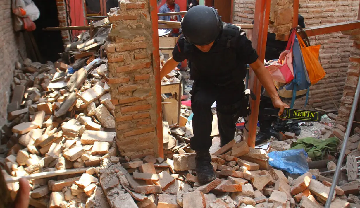 Peristiwa bom meledak terjadi di Keluarahan Polowijen, Malang, Jawa Timur. Akibatnya sebuah rumah hancur (ANTARA/Ari Bowo Sucipto)