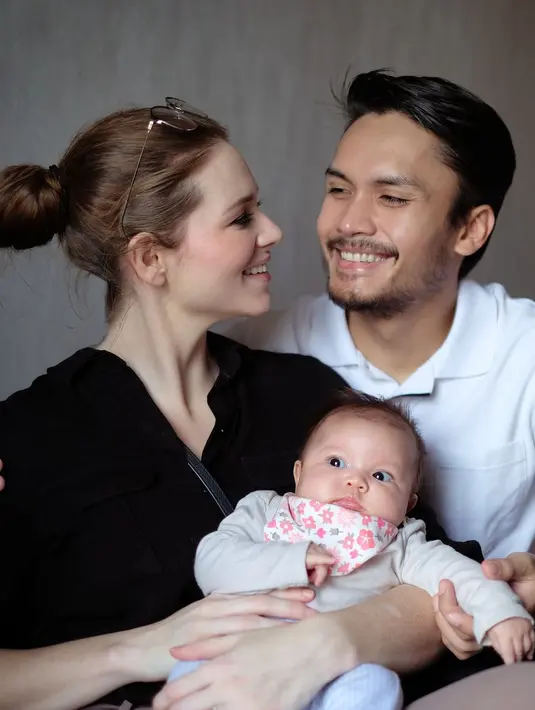 Usai menikah dengan Chelsey Frank pada 19 Januari 2019 silam, Randy Pangalila pun telah dikaruniai seorang anak. Kini, ia pun menjalani peran baru sebagai ayah. (Instagram/randpunk)