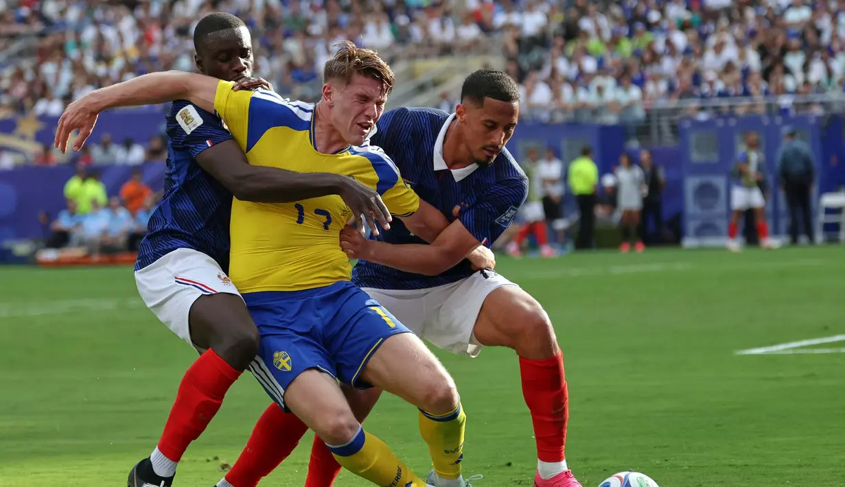 Pemain Swedia Viktor Gyokeres, berebut bola dengan pemain Prancis Dayot Upamecano, dan William Saliba selama pertandingan sepak bola babak 32 besar Piala Dunia antara Prancis dan Swedia di East Rutherford, N.J., dekat New York, (30/06/2028). (AP Photo/Adam Hunger)