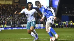 Pemain Manchester City Nathan Ake (kiri) berebut bola dengan pemain Peterborough United Hayden Coulson pada pertandingan sepak bola putaran kelima Piala FA di Stadion Weston Homes, Peterborough, Inggris, 1 Maret 2022. Manchester City menang 2-0. (AP Photo/Rui Vieira)