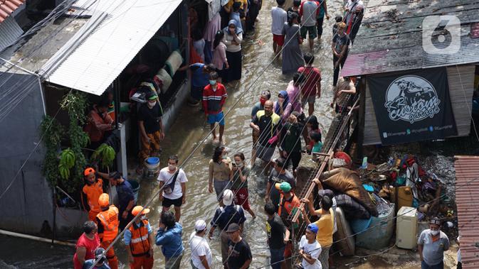 Sejumlah warga berkumpul saat banjir dan longsor di Jalan Damai, Ciganjur, Jakarta Selatan, Minggu (11/10/2020). Hujan yang deras sejak Sabtu (10/10/2020) sore mengakibatkan kawasan tersebut mengalami banjir sekaligus longsor. (Liputan6.com/Immanuel Antonius)