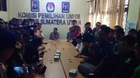 KPU Sumut menyatakan pasangan JR Saragih-Ance Selian tak memenuhi syarat sebagai cagub-cawagub sumut 2018 (Liputan6.com/Reza Efendi)