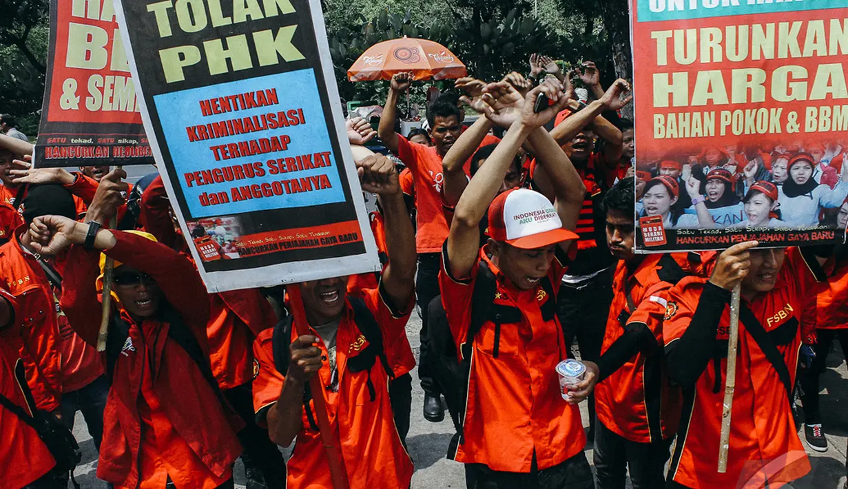 Puluhan buruh membawa aneka tulisan saat melakukan aksinya di Balai Kota, Jakarta, Senin (3/11/2014). (Liputan6.com/Faizal Fanani)