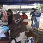 Suasana tes swab Covid-19 kepada para pedagang  di Pasar Sayur Cipulir, Jakarta Selatan, Kamis (25/6/2020). Kegiatan yang dilakukan kepada puluhan pedagang dan warga seputar pasar ini dalam rangka memutus mata rantai penyebaran penyakit corona. (merdeka.com/Arie Basuki)