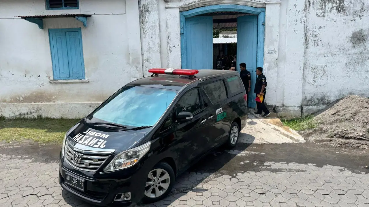 Jenazah PB XIII tiba di Keraton Surakarta
