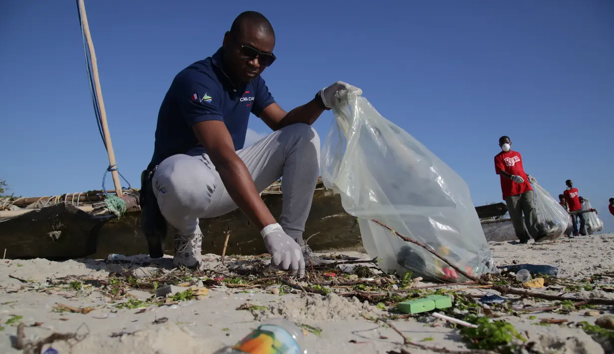 Para sukarelawan mengumpulkan sampah di sepanjang Pantai Kawe di Dar es Salaam, Tanzania (19/9/2020). Ratusan orang di seluruh kota tersebut berpartisipasi dalam upaya pembersihan sampah di pantai untuk memperingati Hari Bersih-Bersih Sedunia. (Xinhua)