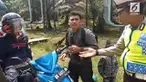 Jagat media sosial baru saja dihebohkan oleh kemunculan sebuah video pengendara motor bonceng jenazah dihentikan polisi. Peristiwa itu diketahui terjadi di salah satu daerah di Kabupaten Tanjung Jabung Timur (Tanjabtim), Provinsi Jambi.