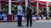 Jenderal TNI Gatot Nurmantyo dan Marsekal TNI Hadi Tjahjanto dalam upacara serah terima jabatan Panglima TNI di Mabes TNI Cilangkap, Sabtu (9/12). . (Liputan6.com/Faizal Fanani)