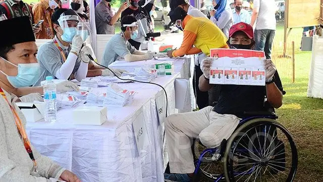 Simulasi disabilitas ikut pemungutan suara dalam pemilu. (dok KPU Tangerang)